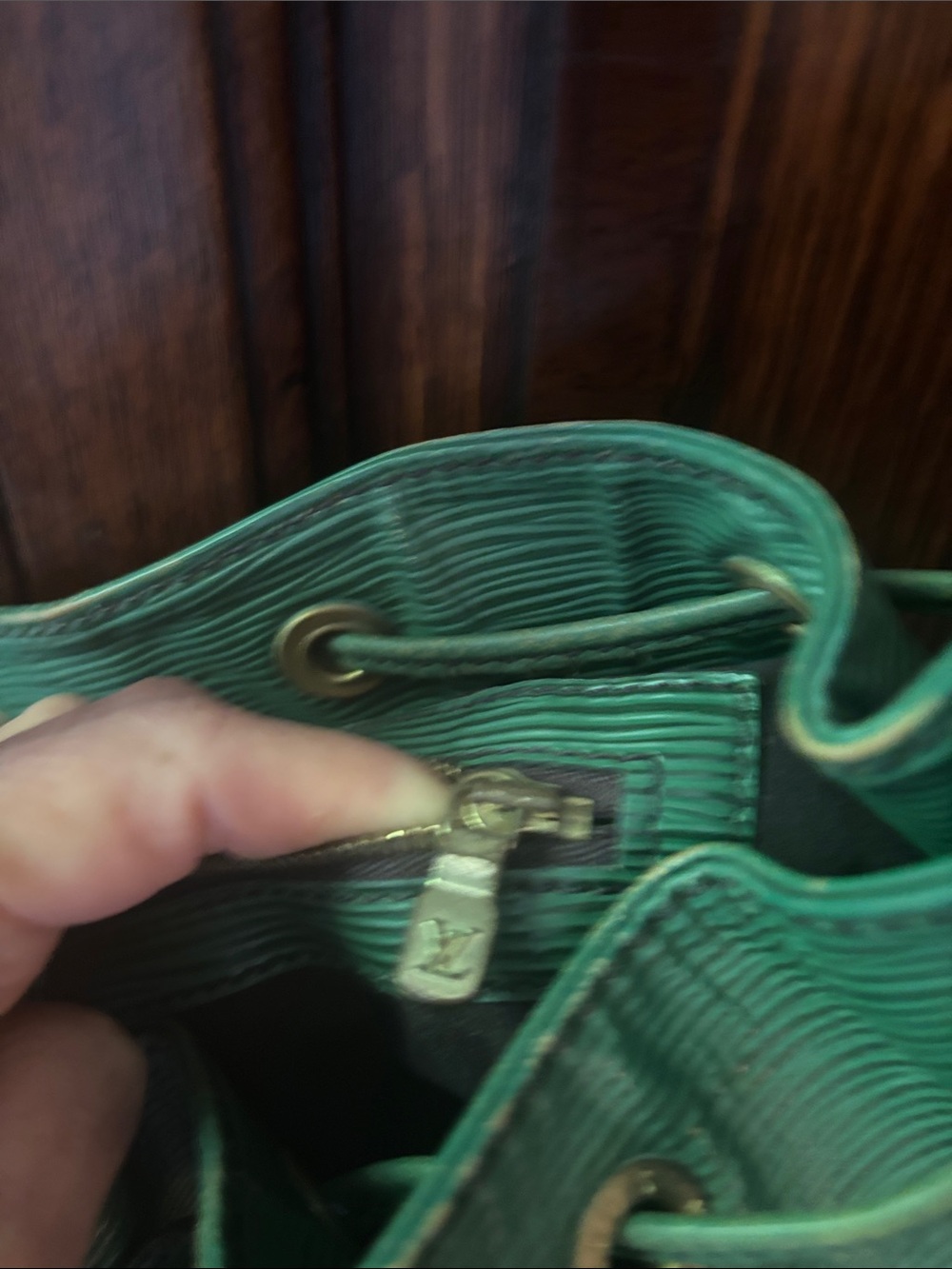 LV Epi Noe green Textured Drawstring Shoulder Bucket Bag - Picture 9 of 9